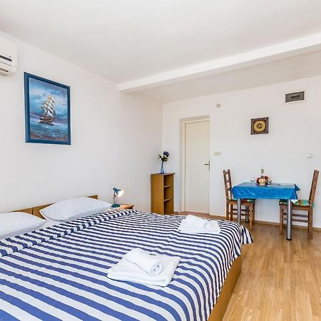 Apartments Antun Krk Town Exterior foto