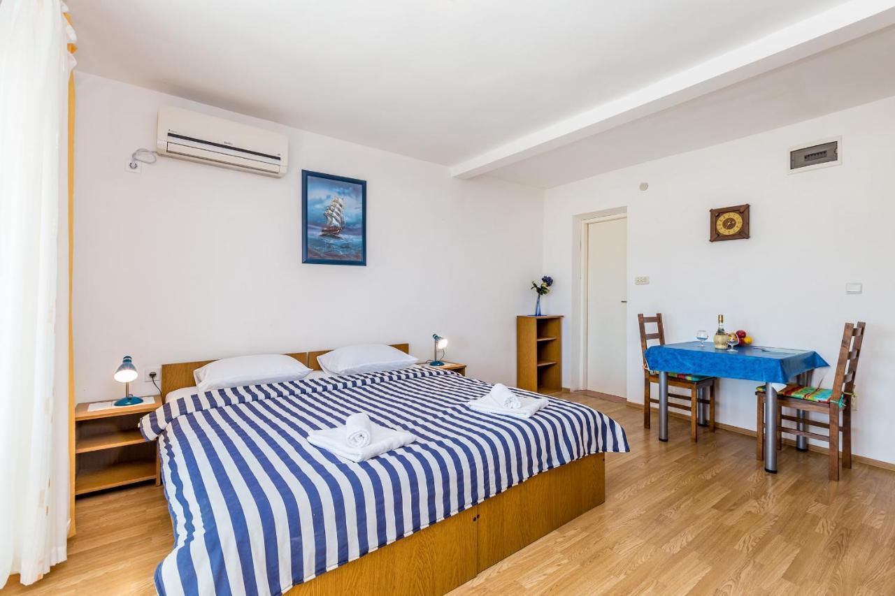 Apartments Antun Krk Town Exterior foto