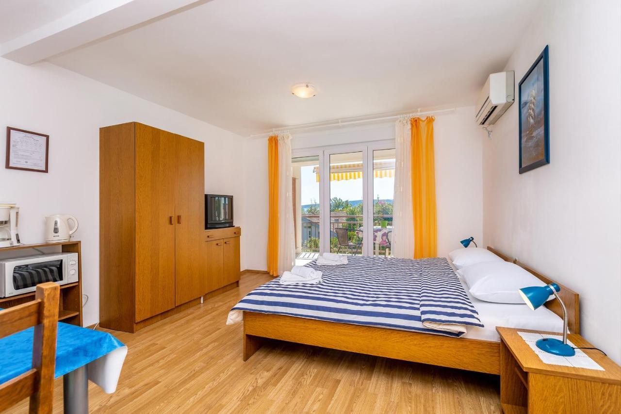Apartments Antun Krk Town Exterior foto